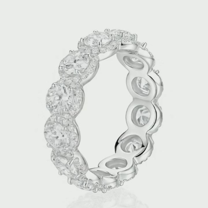 Rotation video of the round brilliant lab-grown diamond halo eternity band