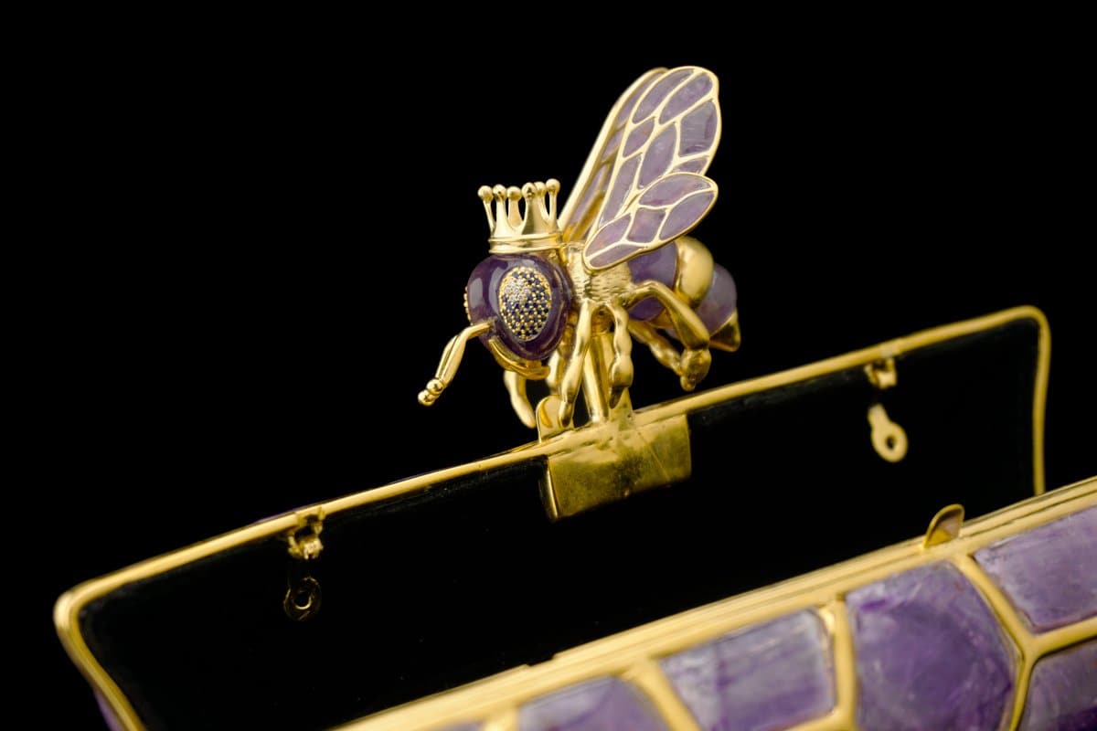 Carved Amethyst Handbag Clutch "Kleodora Queen Bee" - Surround Art & Diamonds Sculptures & Statues by L'Aquart